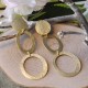 Boucles d'Oreilles Clip Laiton Doré Pastille et Deux Anneaux Ajourés Brossés