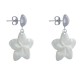 Boucles d'Oreilles Clous en Laiton Fleurs de Frangipanier en Nacre de Coquillage