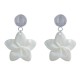Boucles d'Oreilles Clous en Laiton Fleurs de Frangipanier en Nacre de Coquillage