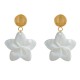 Boucles d'Oreilles Clous en Laiton Fleurs de Frangipanier en Nacre de Coquillage