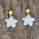 Boucles d'Oreilles Clous en Laiton Fleurs de Frangipanier en Nacre de Coquillage
