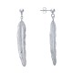 Boucles d'Oreilles Clous en Laiton Argenté et Longue Plume